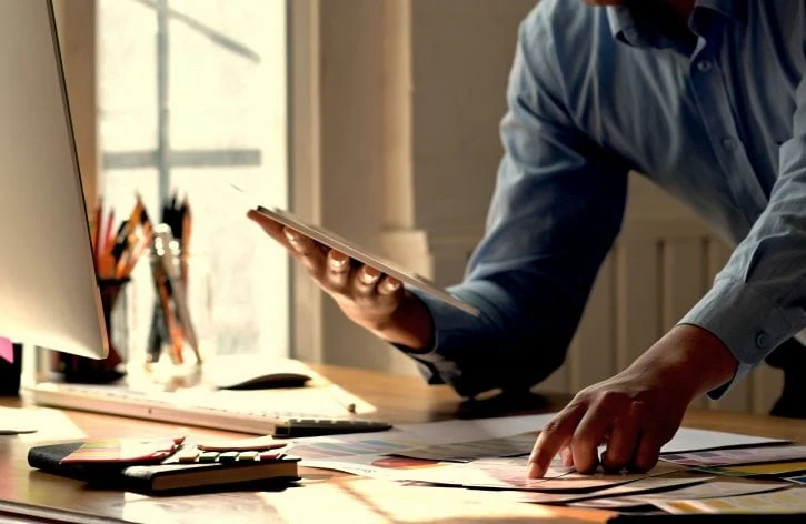 finger-tips-on-a-paper-on-a-desk-hand-holds-a-tablet-2500x1628-srgb-web finger-tips-on-a-paper-on-a-desk-hand-holds-a-tablet